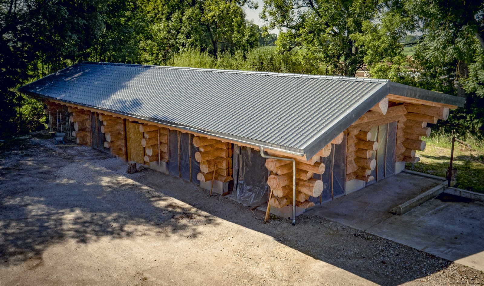 Naturstammhaus in Kissing – Außenansicht mit Dach