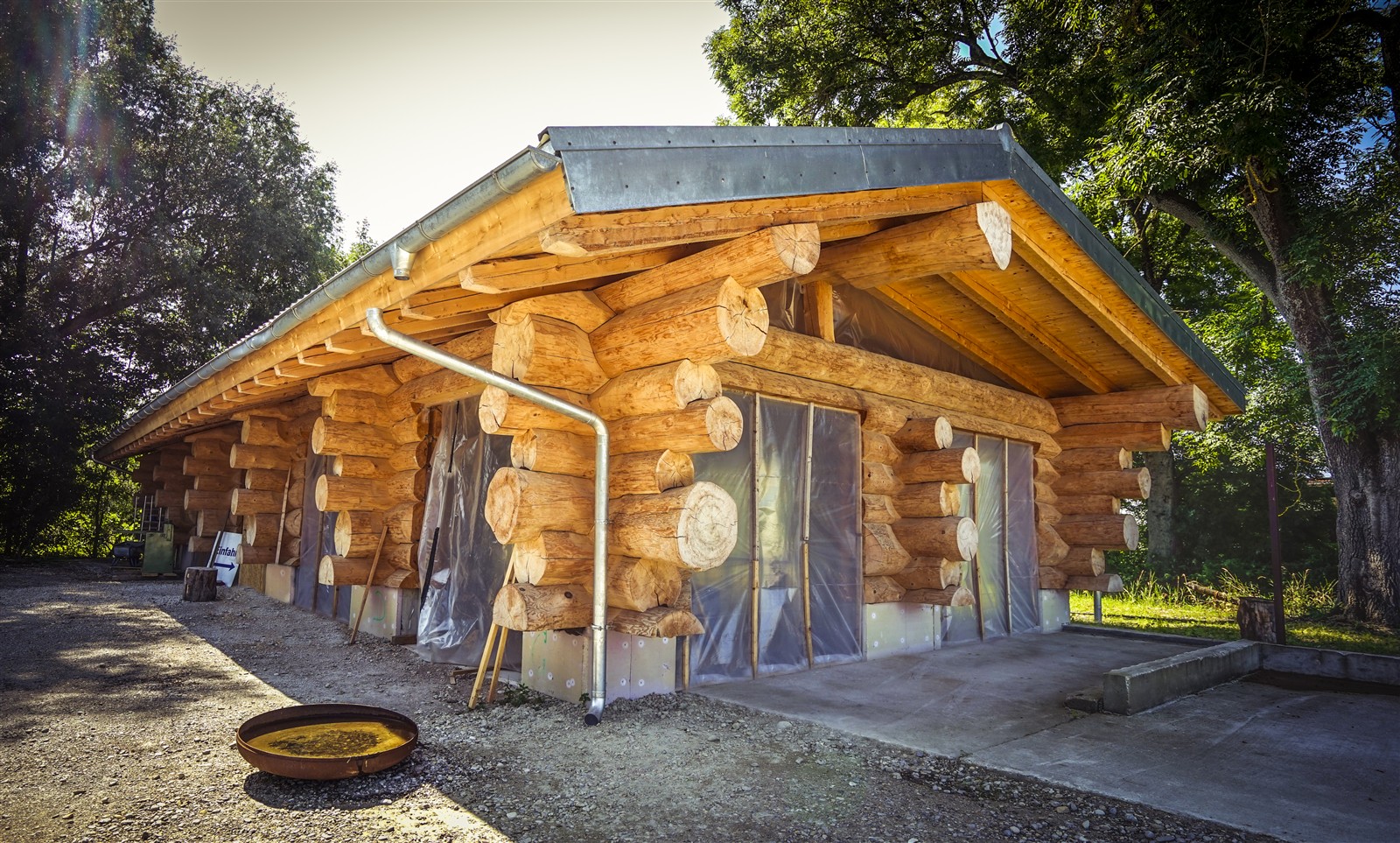 Naturstammhaus in Kissing – Giebel und Naturstammverbindungen