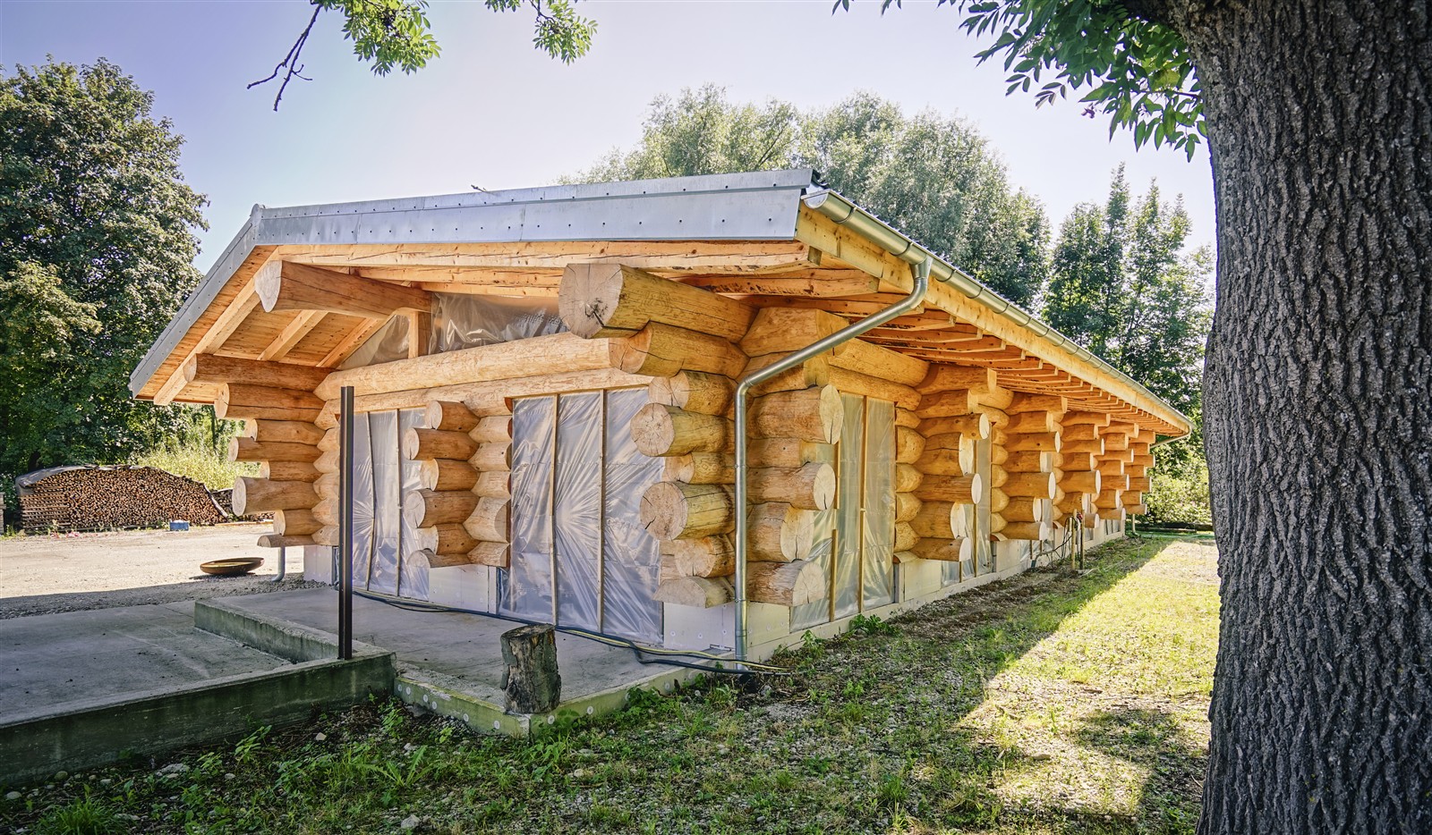Naturstammhaus in Kissing – Außenansicht der Längsseite