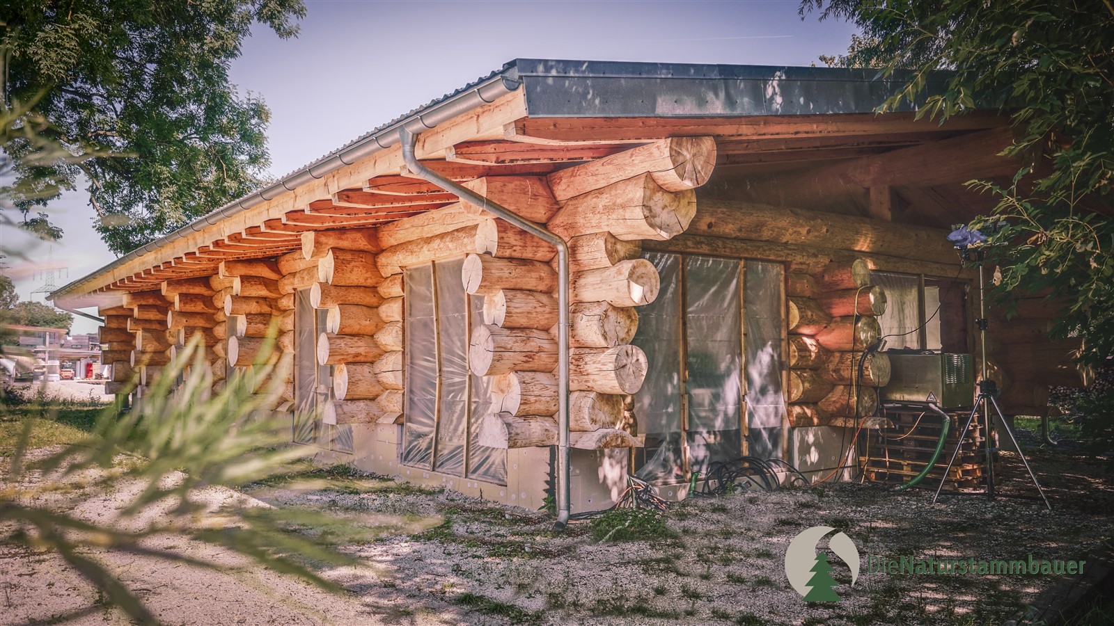 Naturstammhaus in Kissing – Seitliche Außenansicht