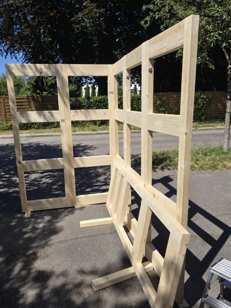 Montierte Holzrahmen mit sichtbaren Verbindungsschrauben und Unterlegscheiben.
