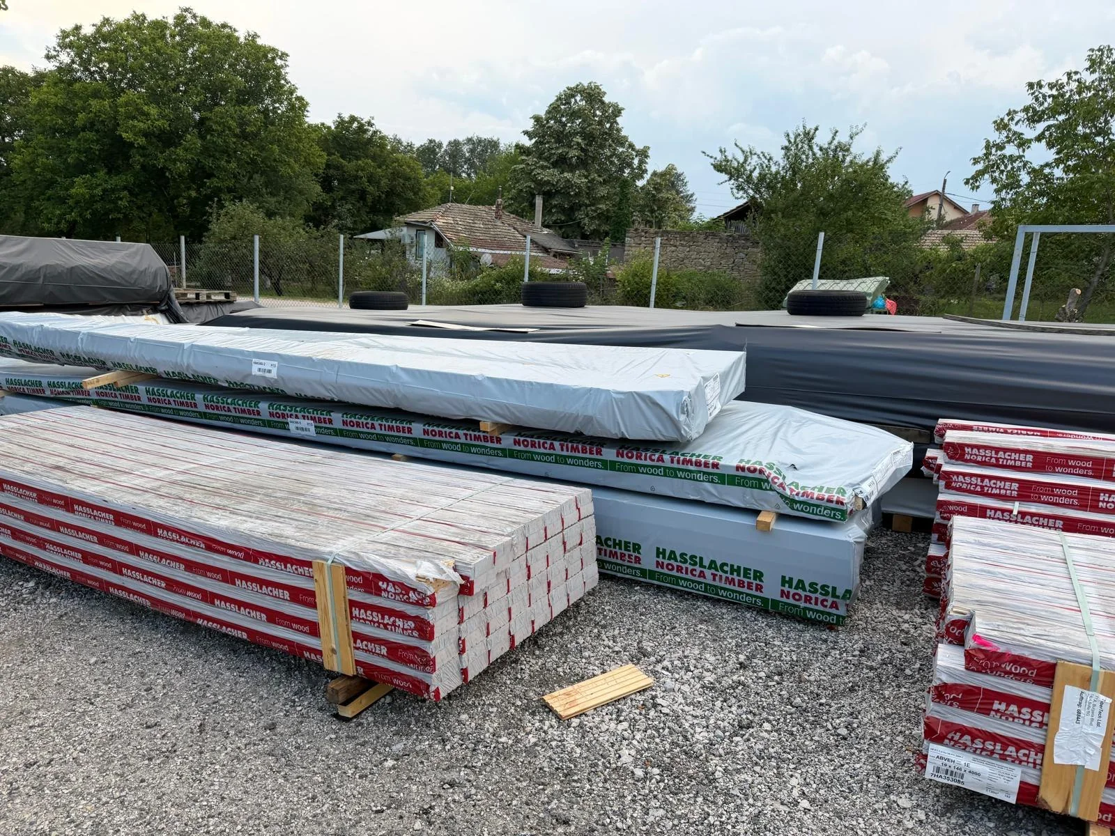 Verpackte Holzbauteile auf der Baustelle