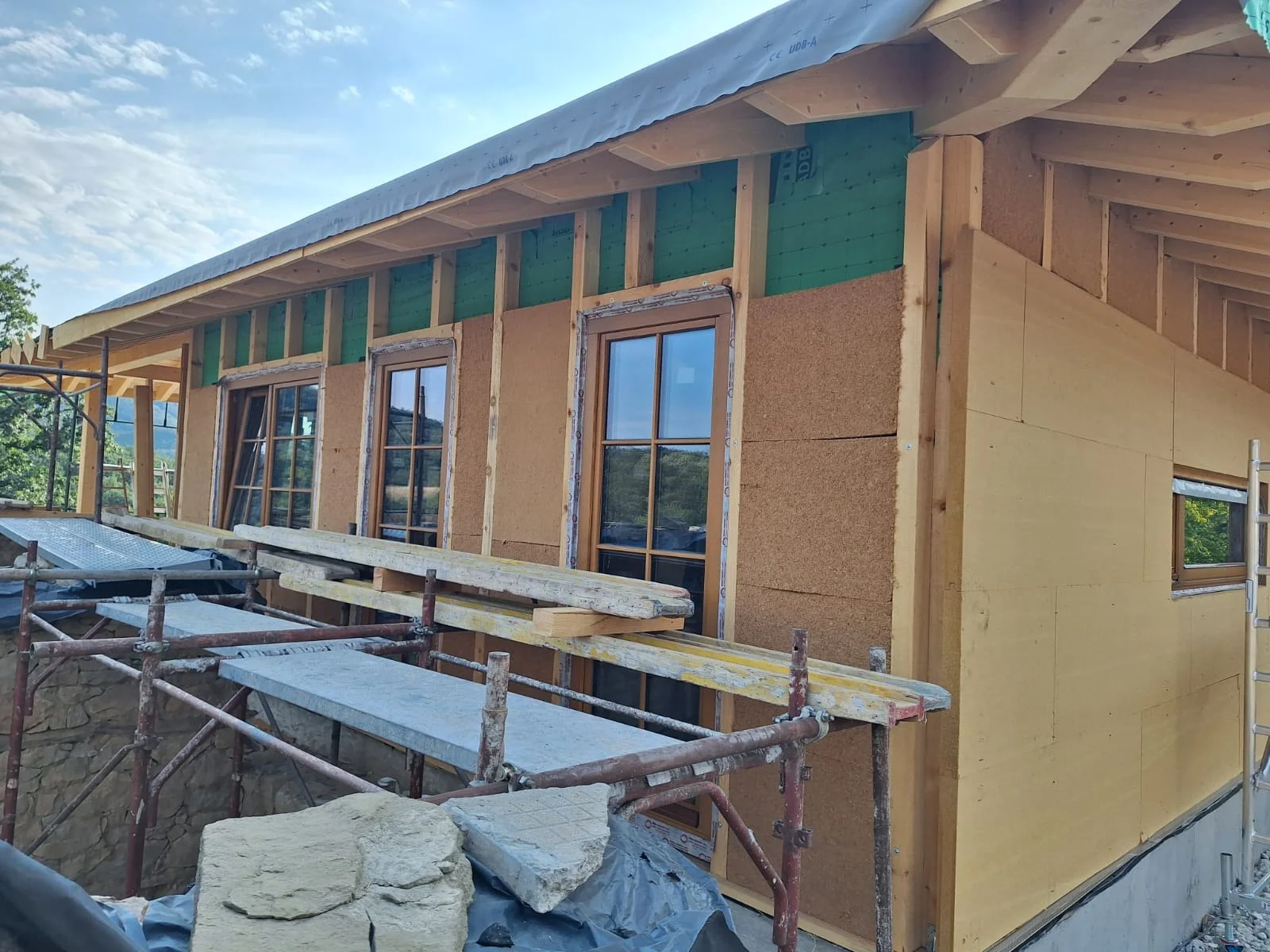 Fenster und Außenaufbau während der Bauphase