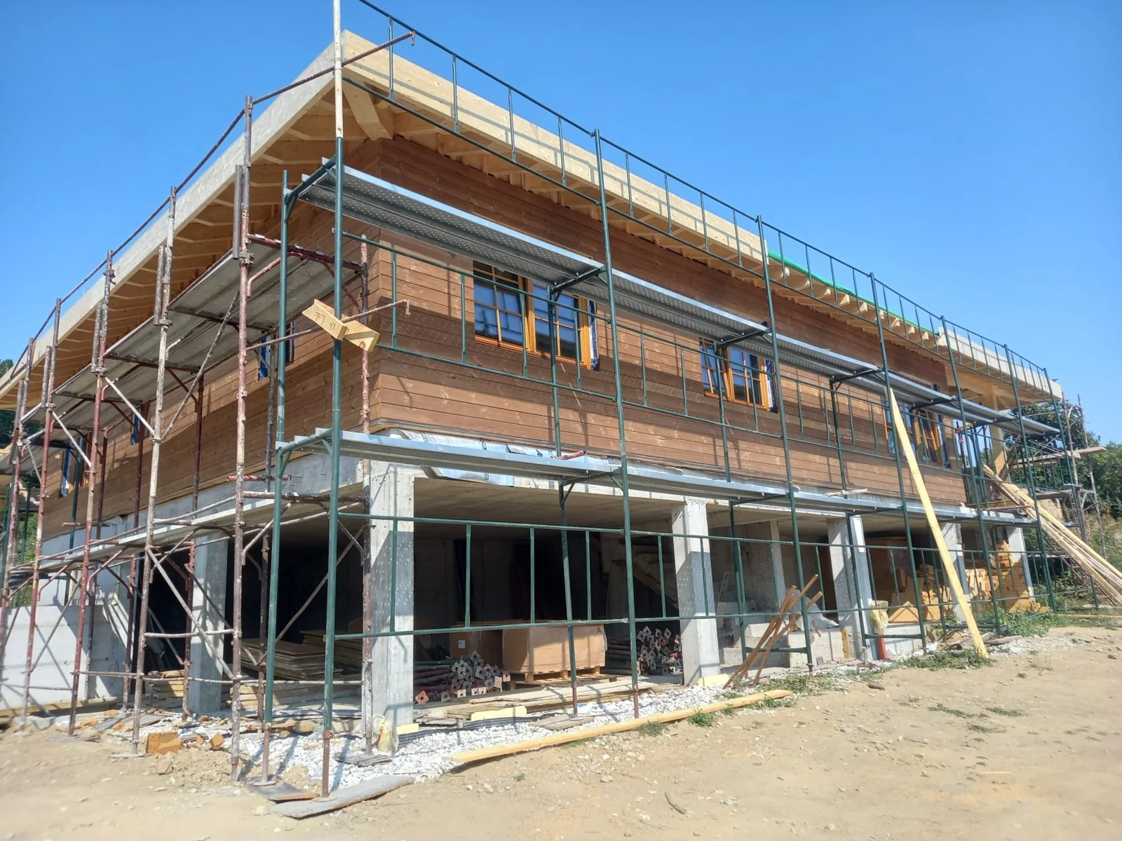Haus in Bulgarien während der Bauphase mit Holzfassade und Gerüst