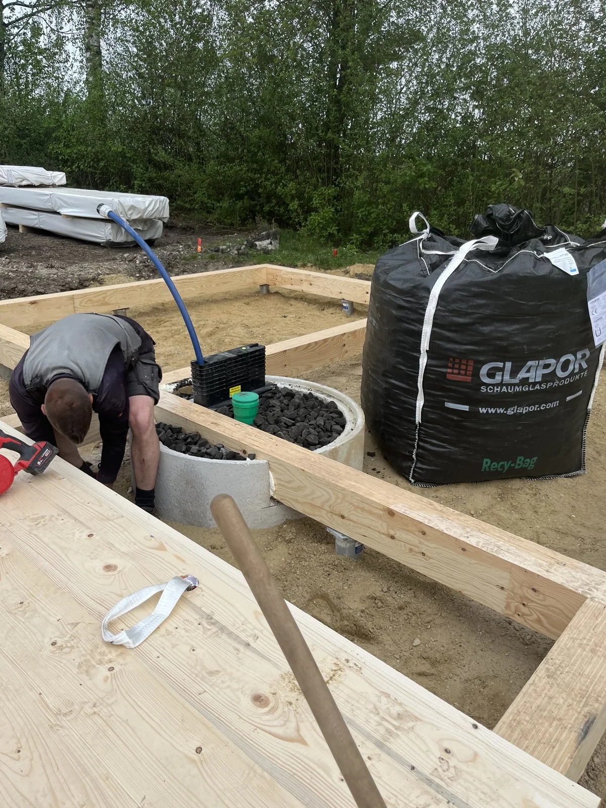 Mitarbeiter bei Arbeiten an der Holzbodenkonstruktion und den vorbereiteten Leitungsdurchführungen